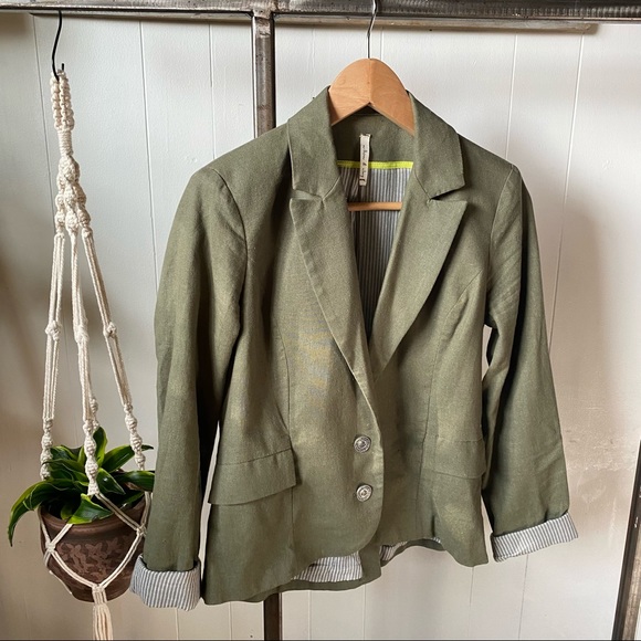 Willow & Clay • Linen Blazer - Picture 2 of 10